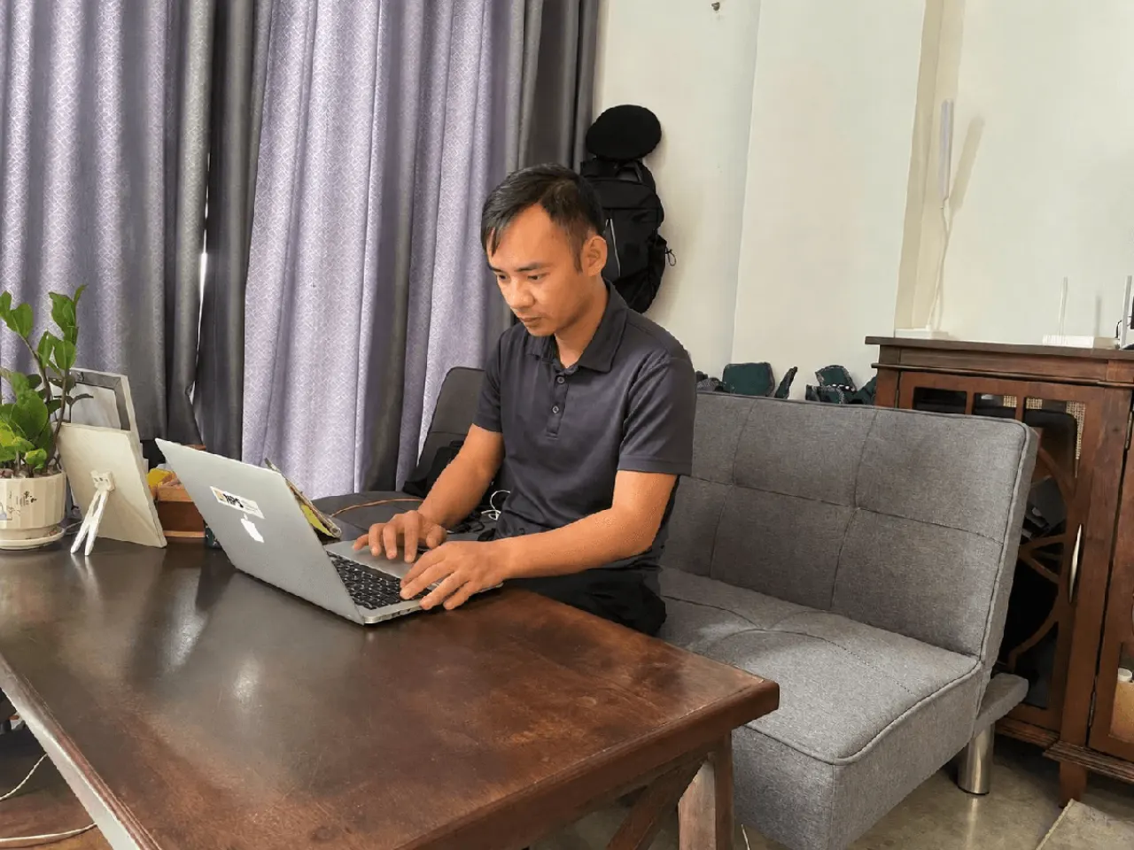 Người trẻ làm việc tại nhà thuê, cân nhắc bài toán tài chính vay mua nhà