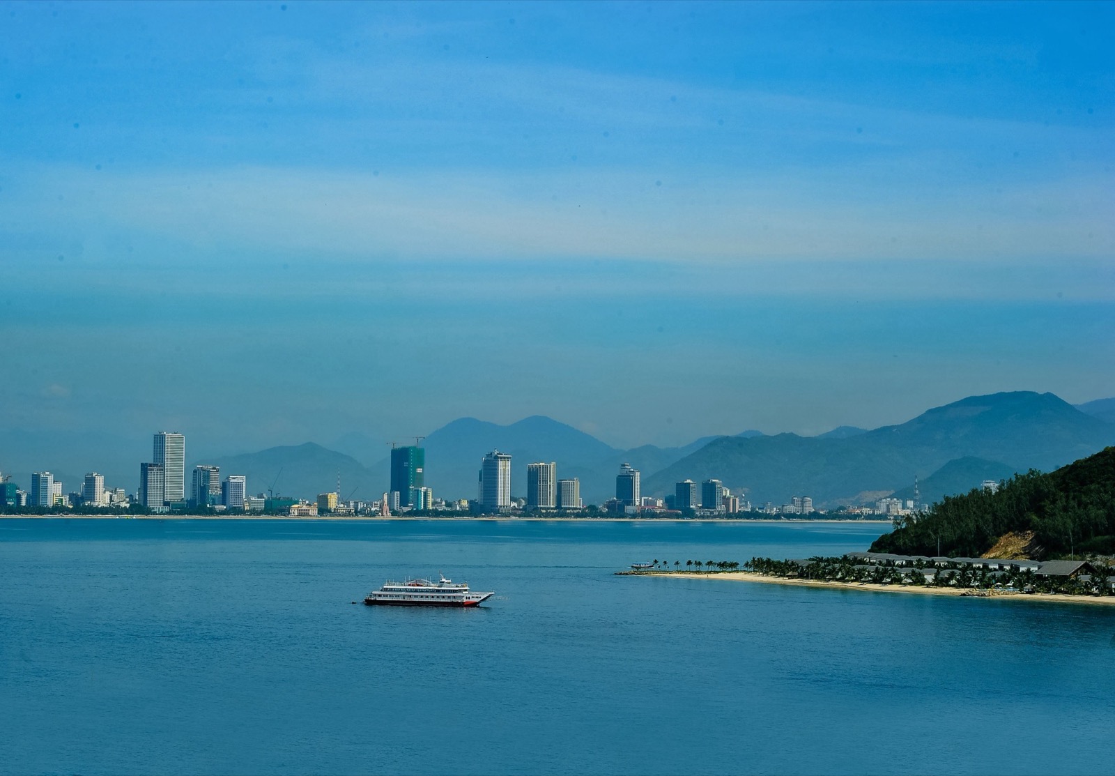 Đà Nẵng nhìn từ biển vào thành phố, điểm đến ngày càng nhiều chuyên gia và doanh nghiệp nước ngoài lựa chọn an cư, làm việc
