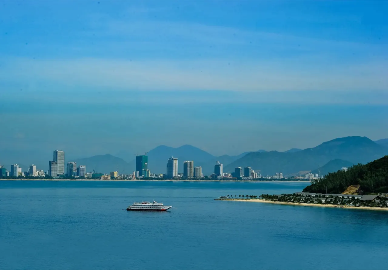 Đà Nẵng nhìn từ biển vào thành phố, điểm đến ngày càng nhiều chuyên gia và doanh nghiệp nước ngoài lựa chọn an cư, làm việc