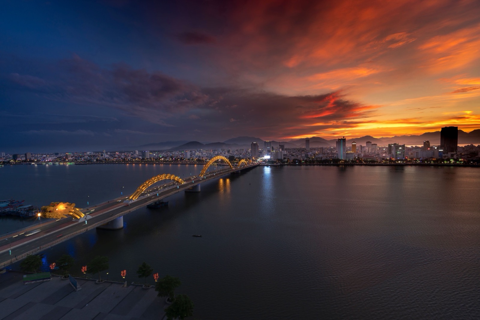 Cầu Rồng và sông Hàn Đà Nẵng lúc hoàng hôn
