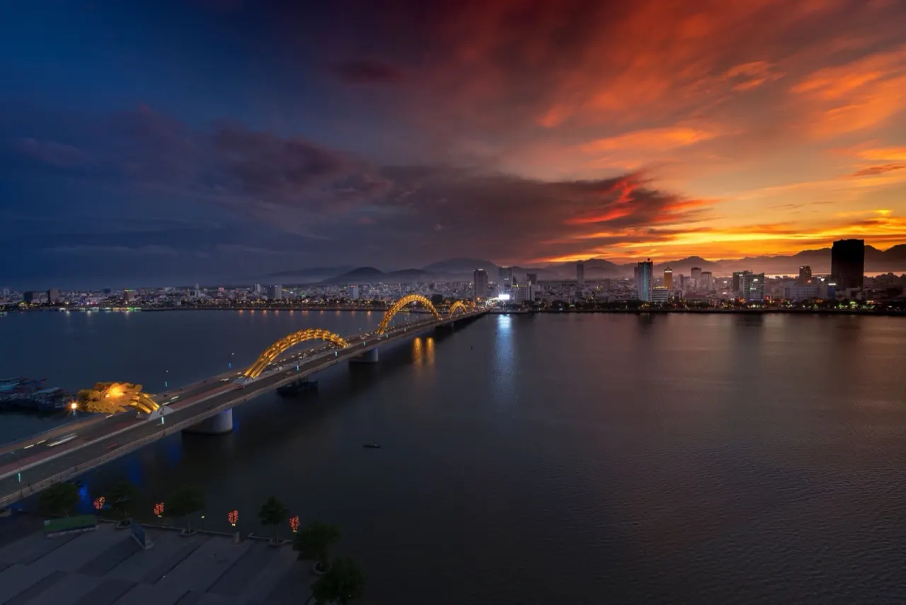 Cầu Rồng và sông Hàn Đà Nẵng lúc hoàng hôn