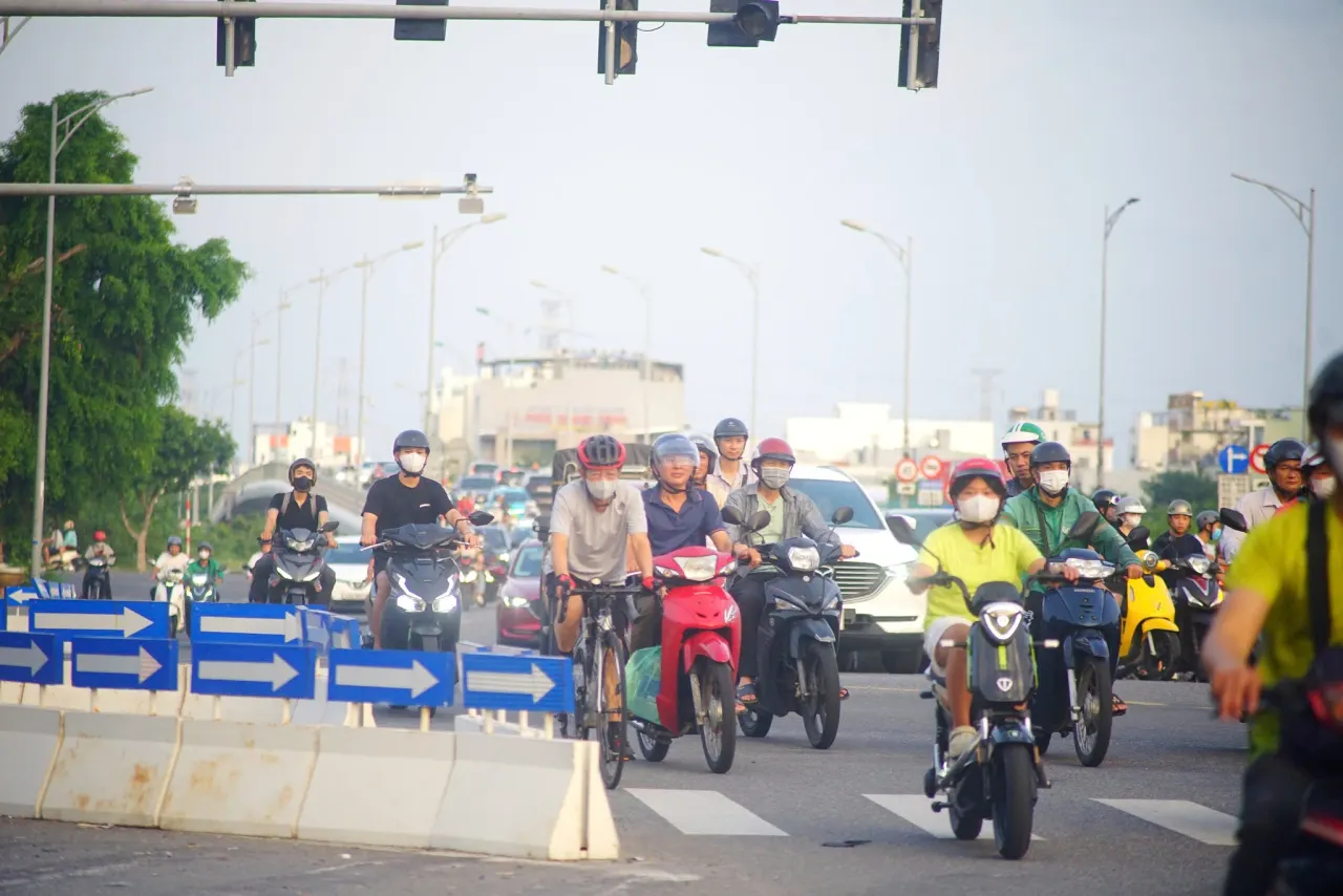 Giao thông đông đúc qua khu vực có rào chắn công trình tại Đà Nẵng