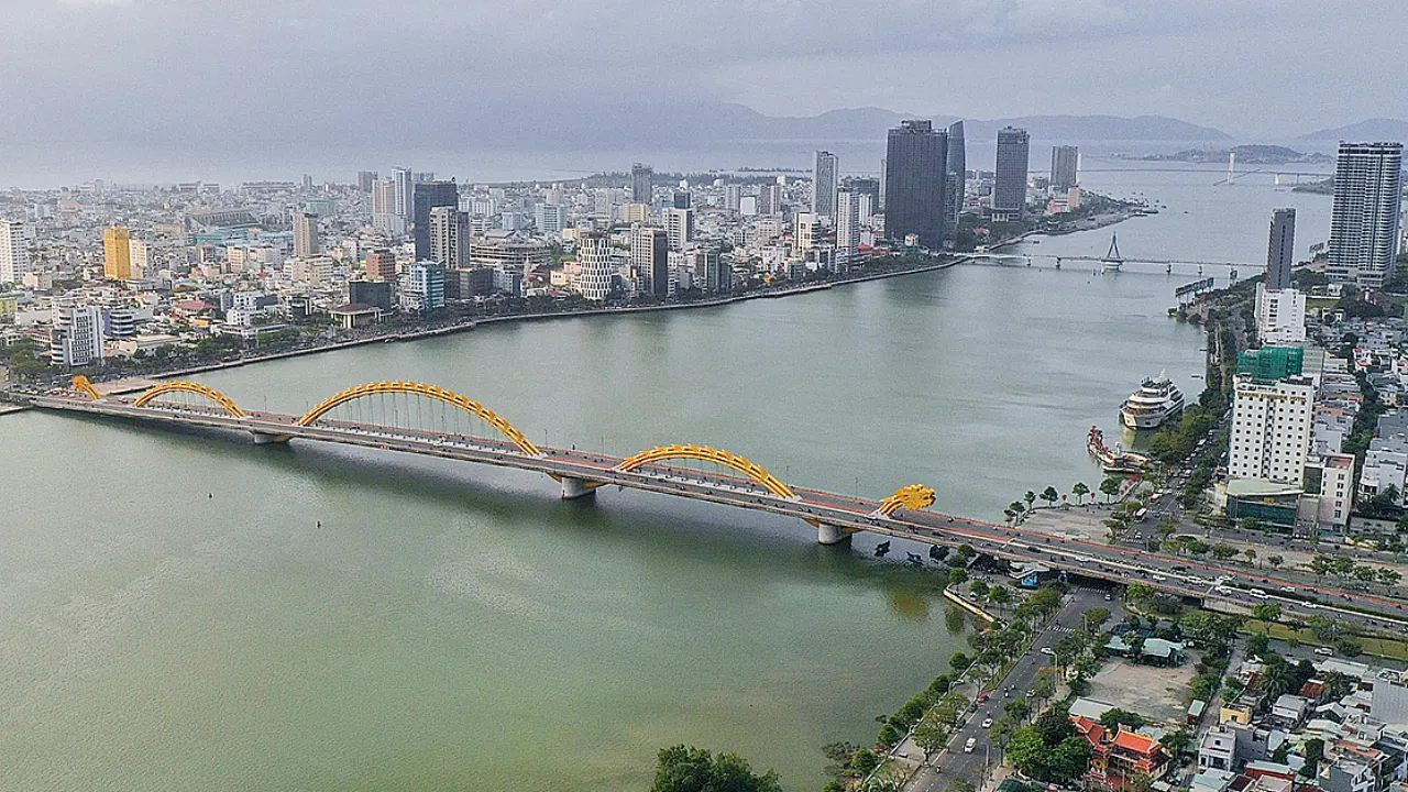 Minh họa tuyến đường sắt đô thị trên cao với nhà ga và khu dân cư xung quanh