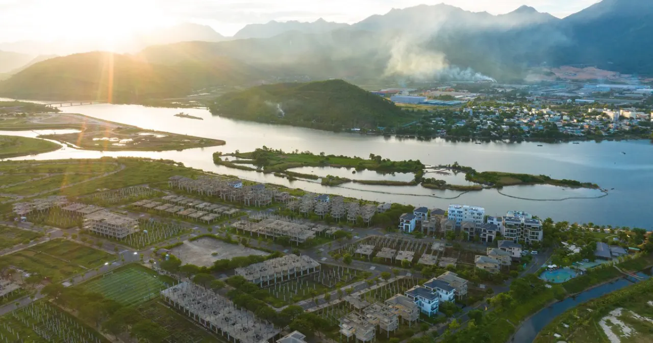 Công trường Golden Hills City nhìn từ trên cao, các hạng mục biệt thự xây dở dang
