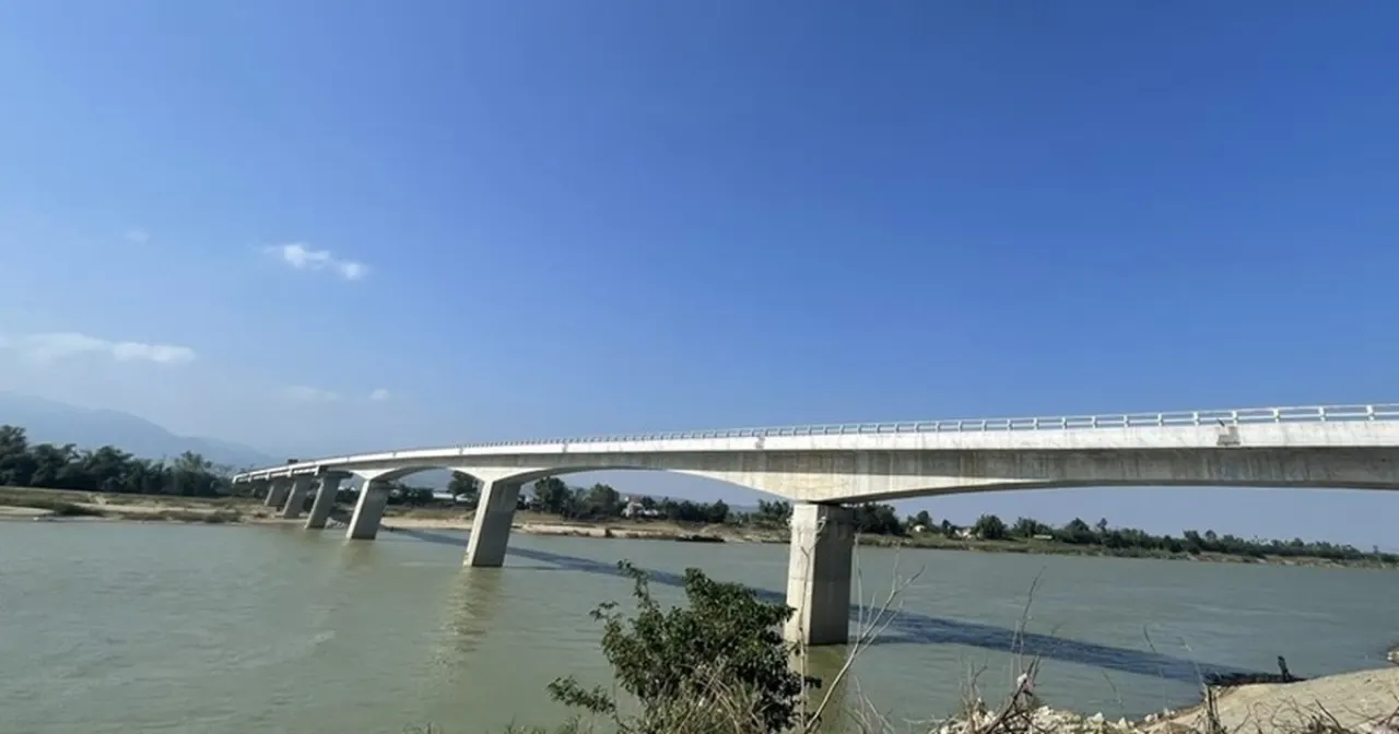 Cầu vượt sông tại khu vực Đà Nẵng, minh họa hạ tầng kết nối vùng