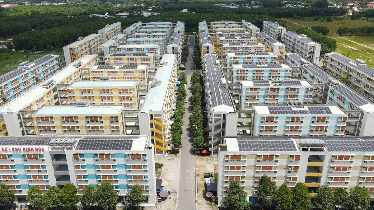 Khu nhà ở xã hội với các dãy chung cư thấp tầng lắp điện mặt trời mái